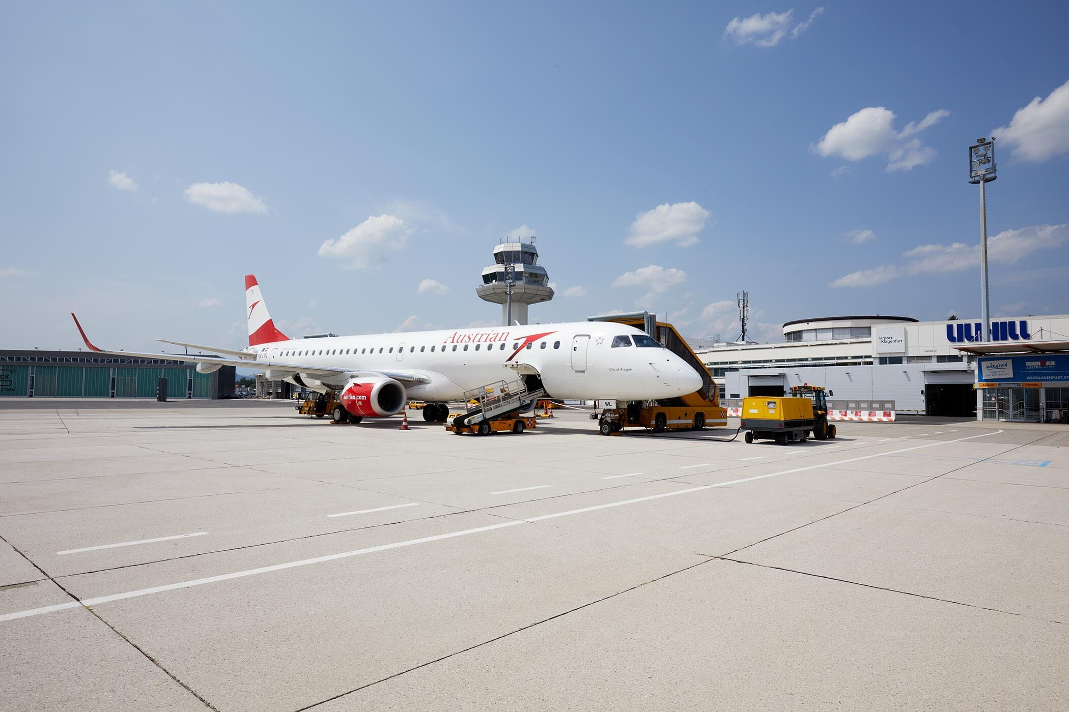 Flugzeug steht auf dem Rollfeld eines Flughafens an einem klaren, sonnigen Tag