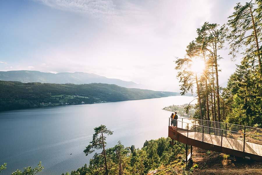 La coppia gode di una vista tranquilla sul lago, circondata da una campagna pittoresca e da alberi.