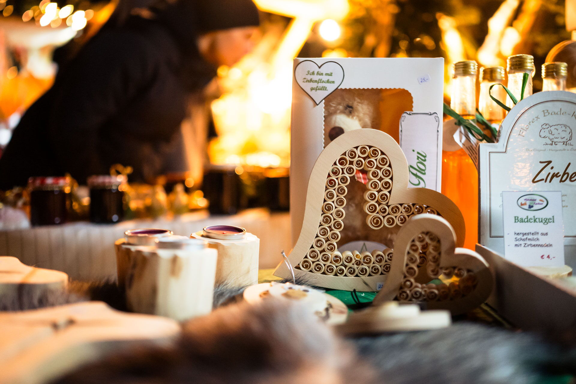 Cuori di legno e prodotti regionali in una suggestiva bancarella del mercato carinziano.