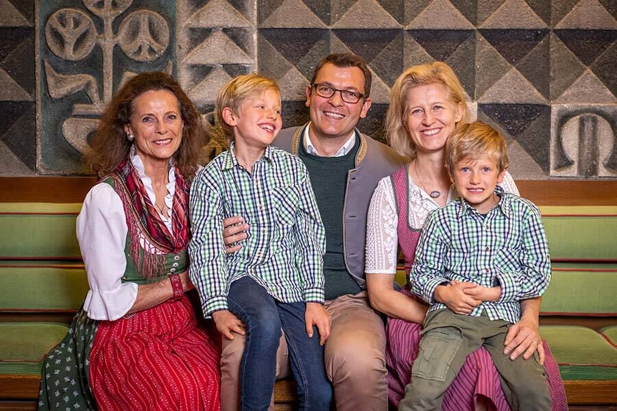 5-person family portrait of the Forstnig family, owners of the Trattlerhof.