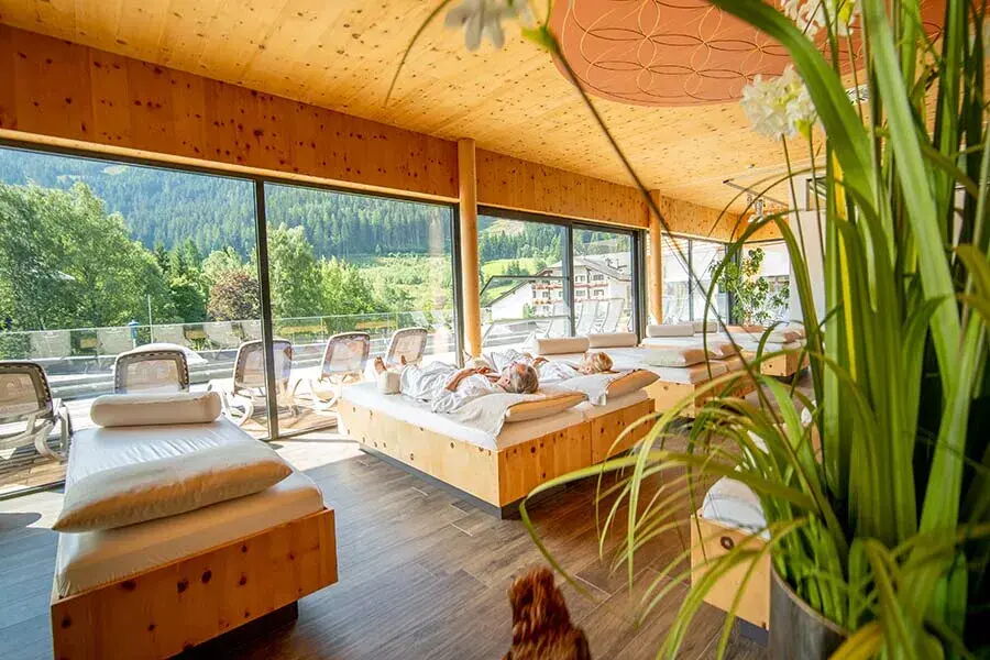 Lettini rilassati nell'area benessere con vista panoramica sui monti Nockberge.