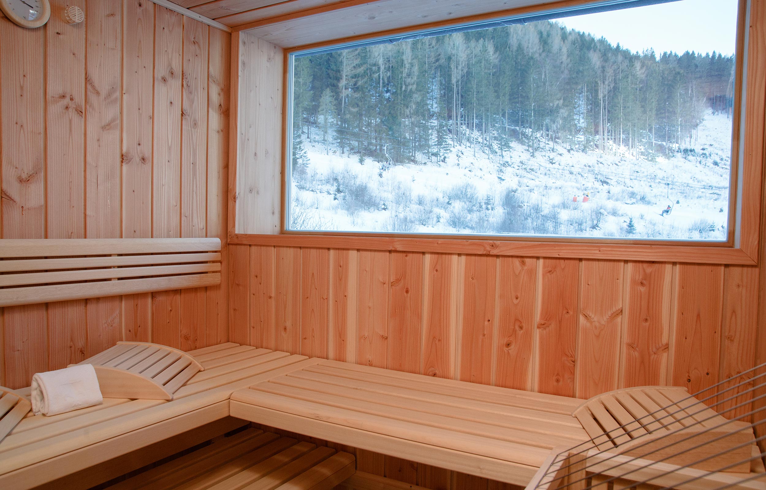 Sauna panoramica con vista sull'inverno in uno chalet in Carinzia